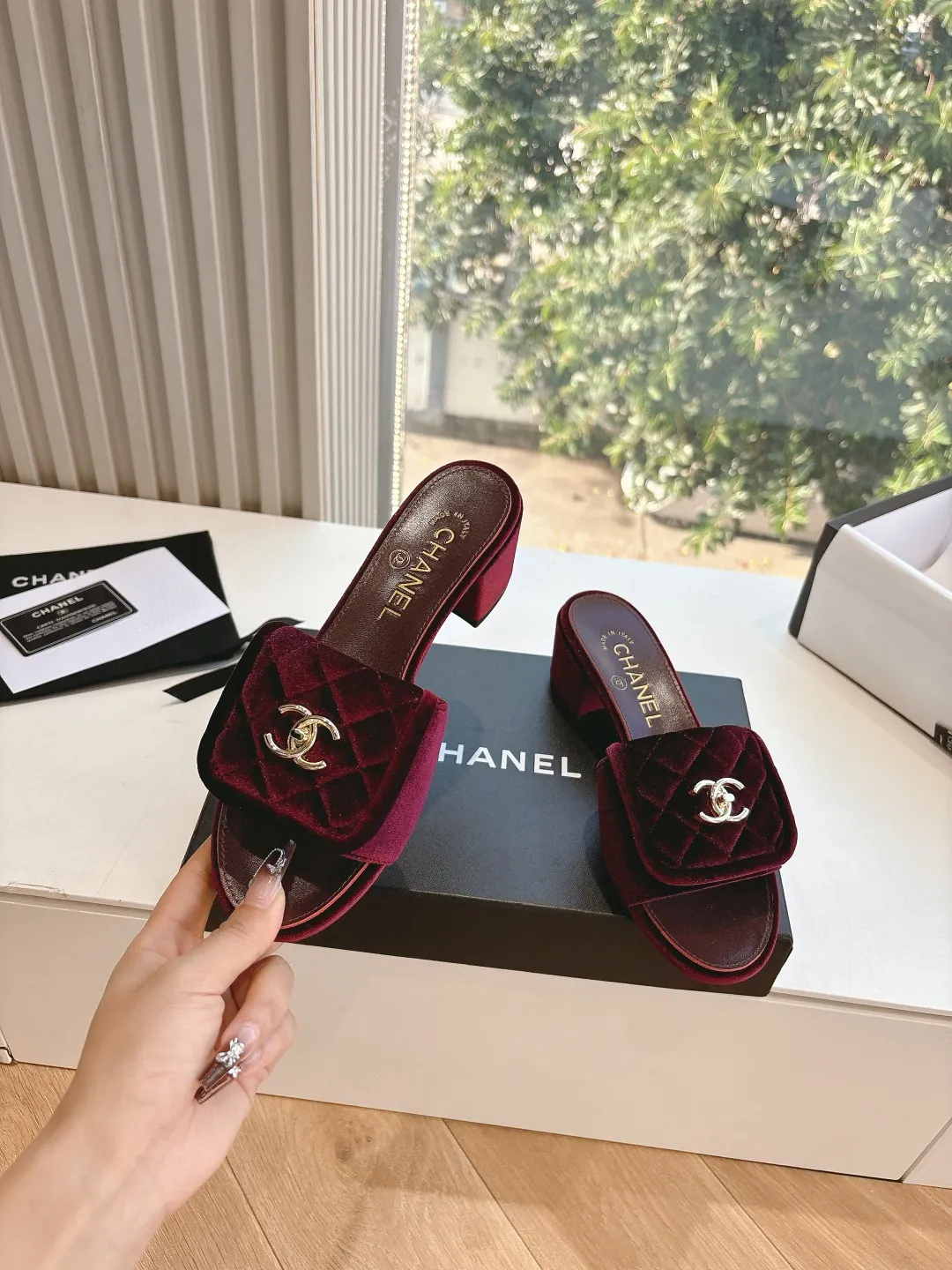 👟👟Ex-factory price 500👟👟 CHANEL Chanel's most popular medium-heeled diamond slippers. The counters are crazy. The photos are popular on major social platforms. This catwalk style is absolutely too handsome. It is definitely the most popular style this season. The fairies at the counter are really knowledgeable. They don't get stuck or rub your feet. The texture is very soft and comfortable on the feet. Super versatile. 1⃣️Material: cowhide 2⃣️Inner lining: Environmentally friendly imported sheepskin lining 3⃣️Outsole: Genuine leather bottom 4⃣️Code number: 35-39 (40.41. Customized)